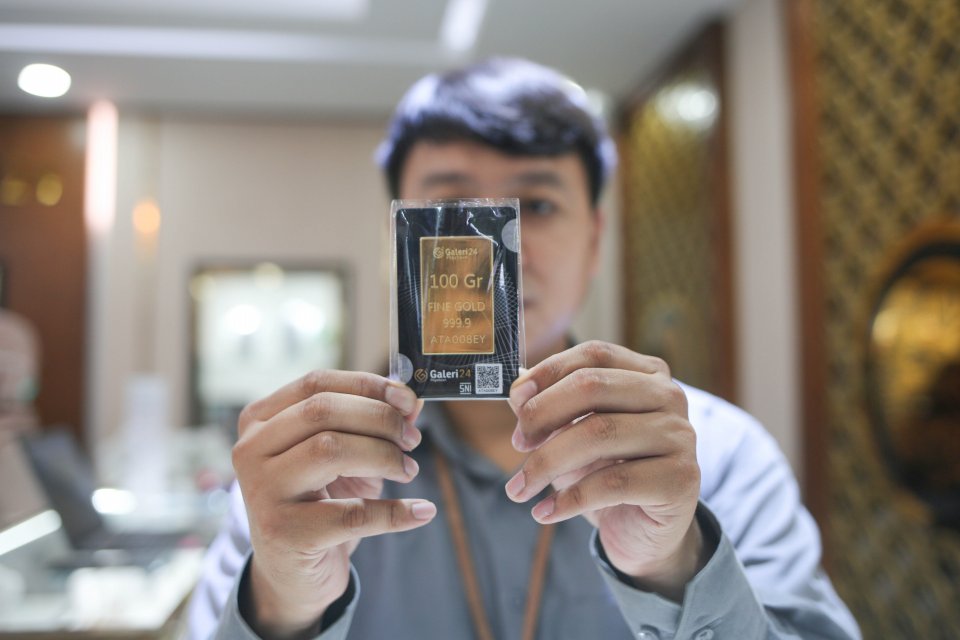 Petugas menunjukkan emas batangan di Galeri 24 Pegadaian, Salemba, Jakarta, Rabu (8/10/2025). 