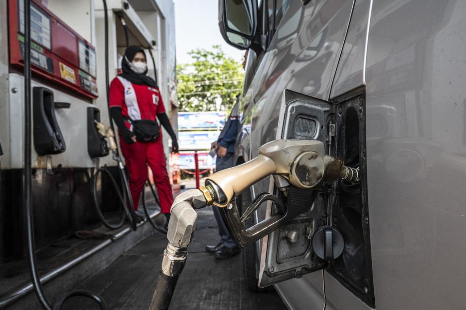 Petugas melayani pengisian bahan bakar minyak (BBM) jenis Biosolar di SPBU COCO Jalan Ahmad Yani, Semarang, Jawa Tengah, Jumat (10/10/2025). Kementerian ESDM mencatat bahwa selama periode 2020-2025, pelaksanaan program biodiesel telah membantu Indonesia m