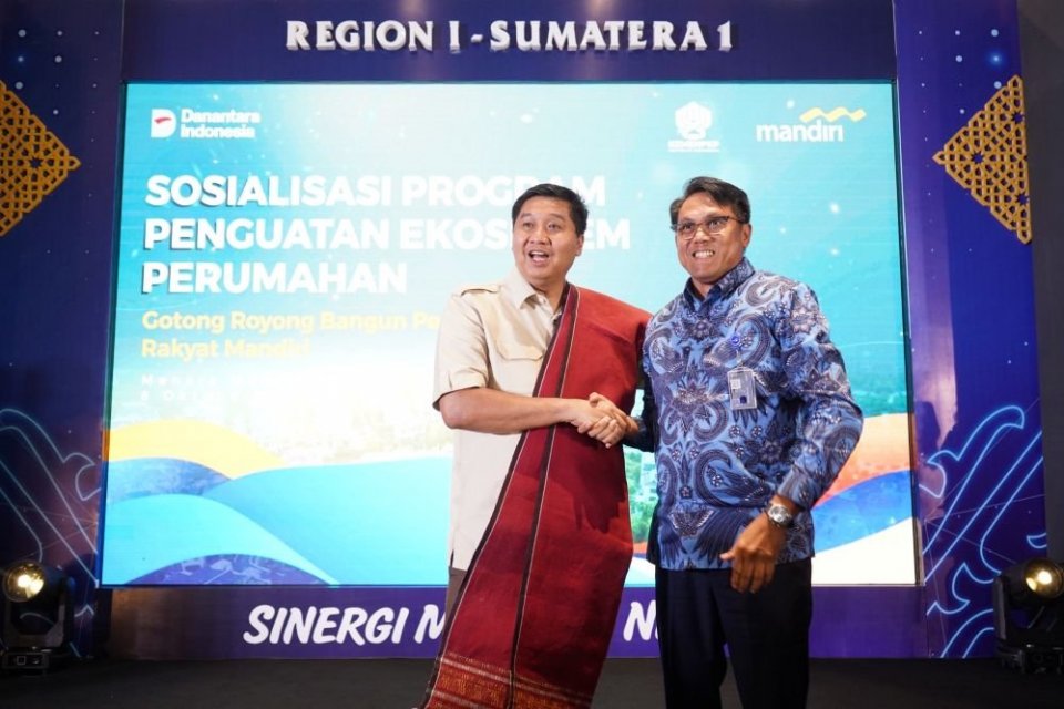 Menteri Perumahan dan Kawasan Permukiman Maruarar Sirait (kiri) bersama Wakil Direktur Utama Bank Mandiri Henry Panjaitan bersalaman usai membuka Sosialisasi Kredit Program Perumahan (KPP) di Medan, Rabu (8/10).