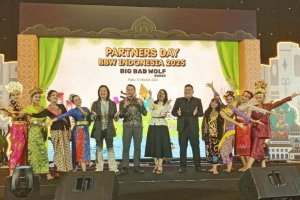 Para penampil dan pendukung BBW Jakarta 2025 berfoto bersama dalam acara Partners Day BBW Indonesia 2025 di Jakarta, Rabu (8/10).
