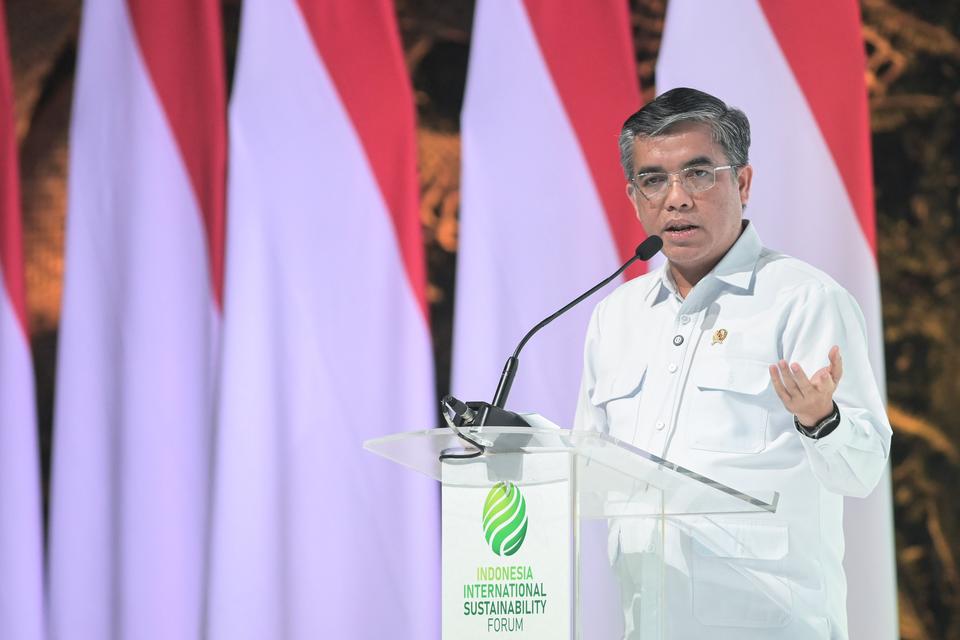 Menteri Ketenagakerjaan Yassierli menyampaikan pemaparan saat menjadi pembicara kunci dalam Indonesia International Sustainability Forum (ISF) 2025 di Jakarta International Convention Center (JICC) Senayan, Jakarta, Sabtu (11/10/2025). Menteri Ketenagaker