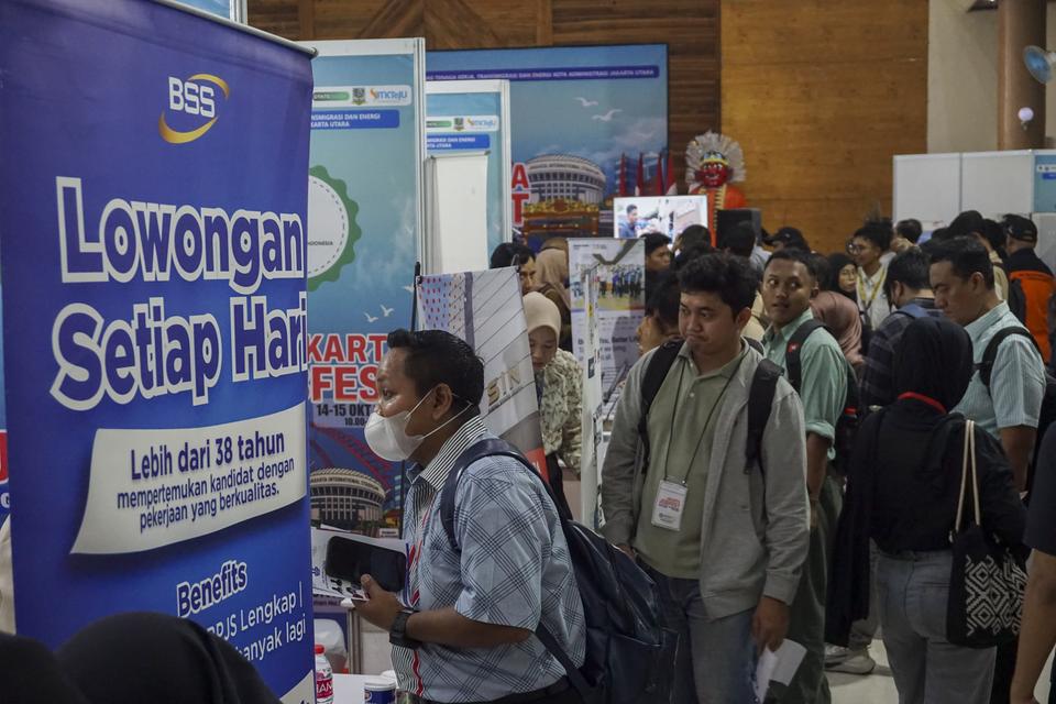 Pengunjung mencari informasi tentang lowongan kerja pada Jakarta Utara Job Festival 2025 di Gedung Serbaguna Gelora Sunter, Jakarta, Selasa (14/10/2025). Suku Dinas Tenaga Kerja, Transmigrasi, dan Energi (Sudin Nakertransgi) Jakarta Utara menggelar bursa 