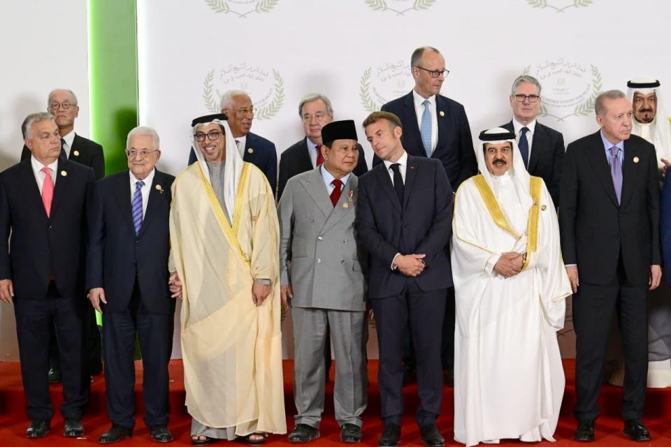 Presiden Prabowo berdiri di barisan depan dengan diapit oleh Presiden Prancis Emmanuel Macron dan Wakil Presiden Persatuan Emirat Arab (PEA) Syekh Mansour bin Zayed Al Nahyan dalam acara penandatanganan dokumen perdamaian Gaza, di Mesir, Senin (14/10).