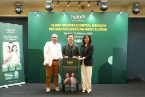 Board of Wellness Halofit, dr. Waluyo Dwi Cahyono SpPD-KEMD (kiri); VP Consultation & Diagnostics Halodoc, Ignasius Hasim (tengah); dan Clinical, Med