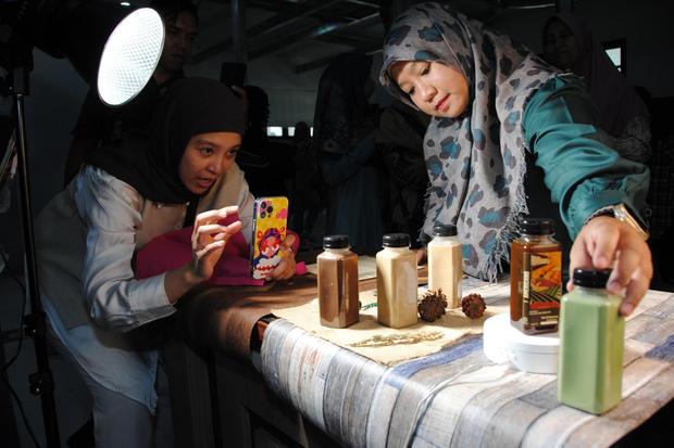 Pelatihan foto produk UMKM Kota Bogor
