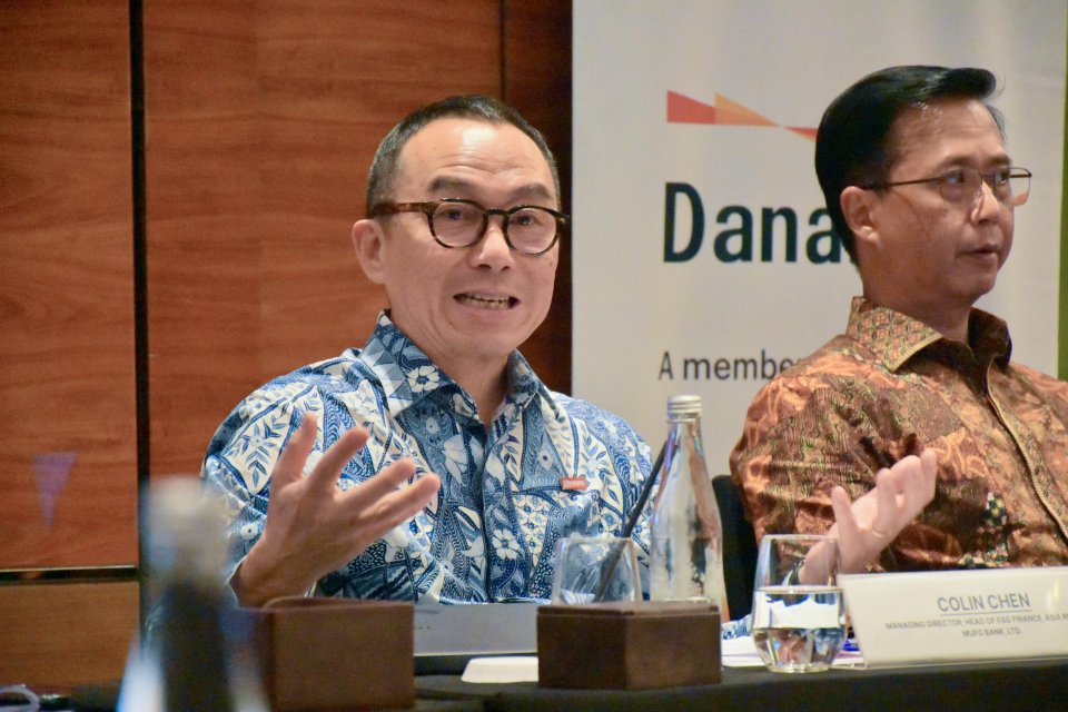 Head of Sustainable Finance Asia Pacific MUFG Bank Colin Chen (kiri) saat memberikan paparan dalam pertemuan dengan media di Jakarta, Selasa (14/10).