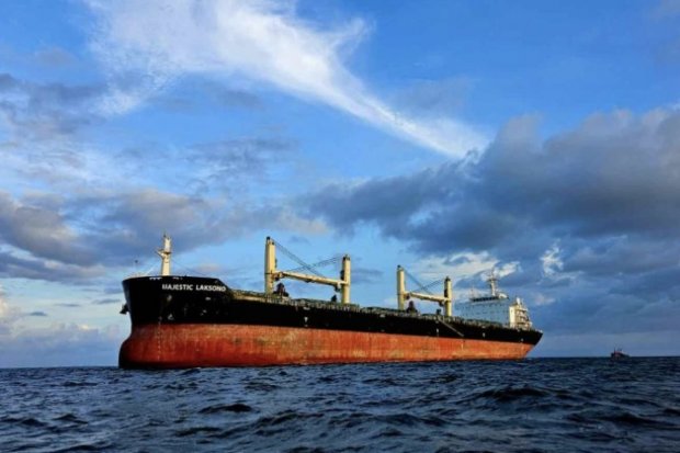 Kapal milik PT Cakra Buana Resources Energi Tbk (CBRE)