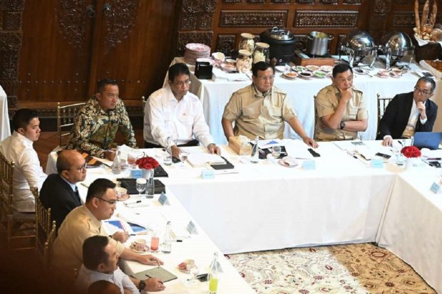 Presiden Prabowo Subianto menggelar rapat terbatas di Kertanegara, Jakarta, Kamis (16/10). 