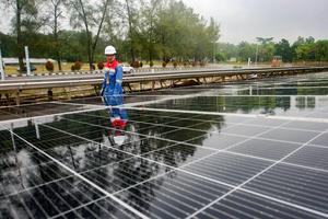 Pemanfaatan energi baru terbarukan untuk operasional bisnis