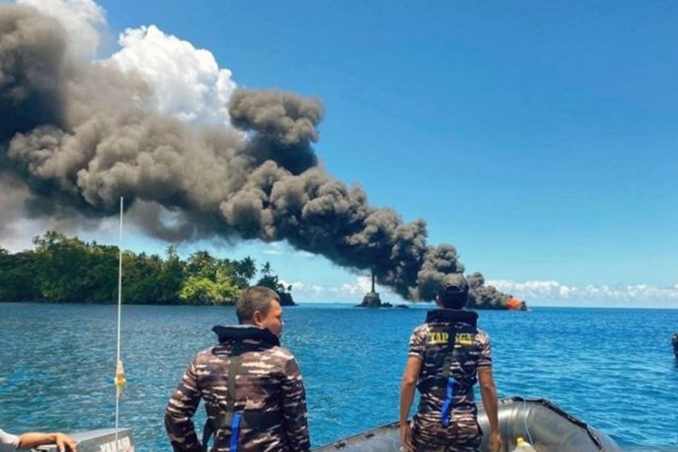 kapal terbakar, kapal bbm terbakar di laut banda,