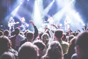 Ilustrasi konser musik di Indonesia.