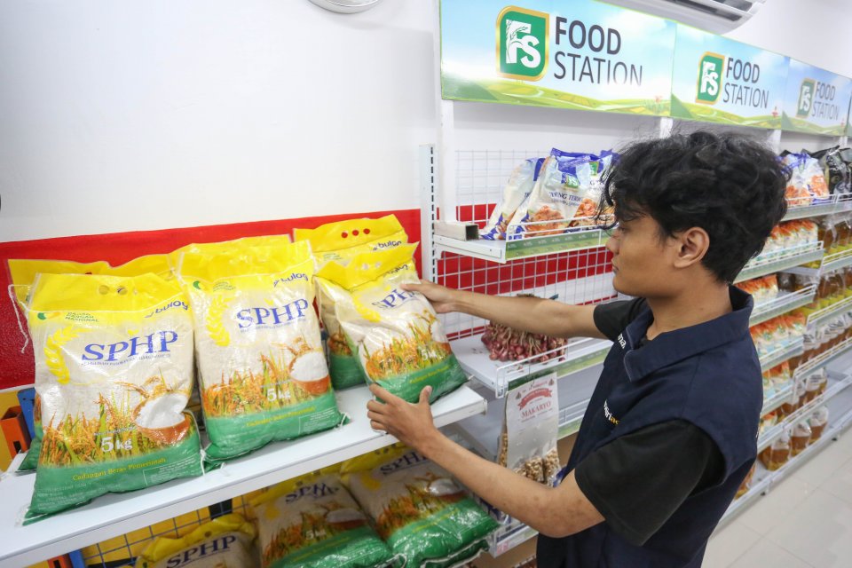 Petugas menata beras SPHP yang dijual di Koperasi Kelurahan Merah Putih Melawai, Blok M Hub, Jakarta Selatan, Kamis (16/10/2025). 