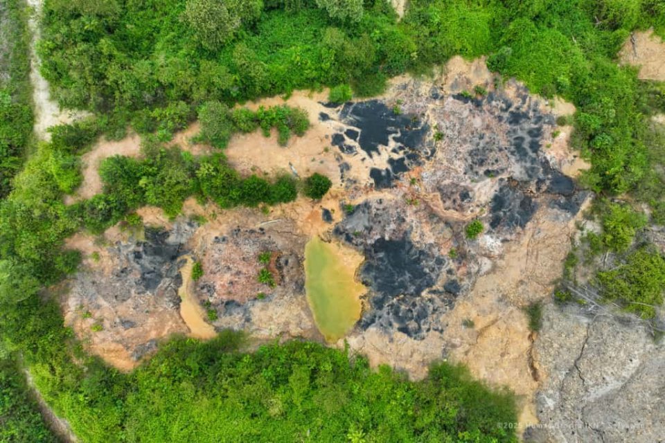 Foto udara pepohonan yang rusak akibat tambang ilegal di Bukit Tengkorak, Taman Hutan Raya Bukit Soeharto, Kabupaten Kutai Kartanegara, Rabu (15/10/2025). Agenda ini menegaskan komitmen pemerintah untuk menanggulangi beragam aktivitas ilegal di wilayah de