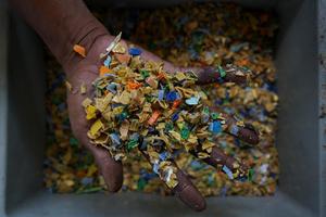 Pembuatan batako dari limbah plastik di TP3SR Lakessi