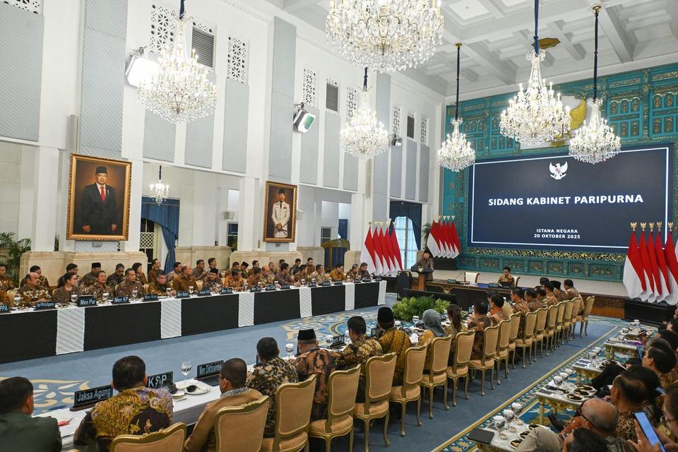 Presiden Prabowo Subianto (atas, kedua kanan) didampingi Wapres Gibran Rakabuming Raka (atas, kanan) memimpin Sidang Kabinet Paripurna di Istana Negara, Jakarta, Senin (20/10/2025). 