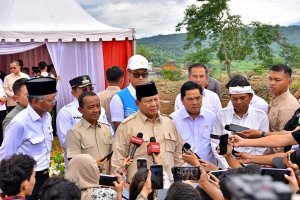 Menteri ESDM Bahlil Lahadalia (kedua dari kiri) mendampingi Presiden Prabowo Subianto (tengah) meninjau proyek energi di daerah. Dalam satu tahun kepe