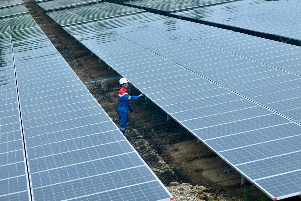 PLTS Zona Rokan hasil kolaborasi Pertamina NRE dan Pertamina Hulu Rokan (PHR) dibangun di tiga lokasi yakni Rumbai, Duri dan Dumai yang menghasilkan listrik bersih hingga 76.237.827 kWh per tahun.