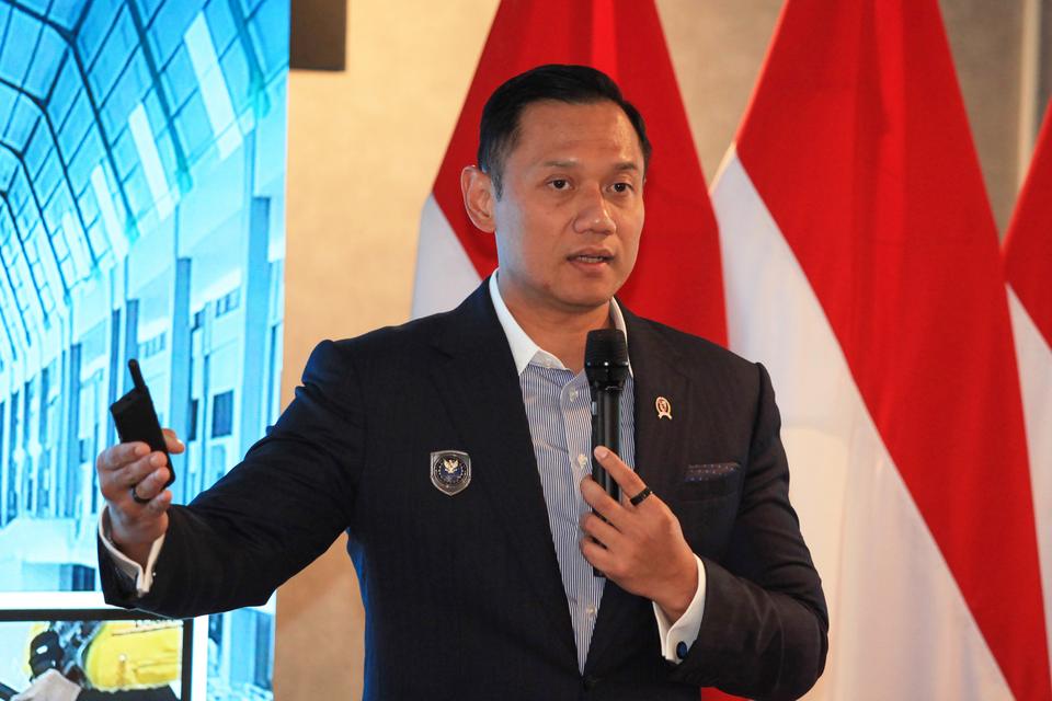 Menteri Koordinator Bidang Infrastruktur dan Pembangunan Kewilayahan, Agus Harimurti Yudhoyono menyampaikan paparan terkait pencapaian pembangunan infrastruktur setahun pemerintahan Prabowo-Gibran di Jakarta, Selasa (21/10/2025). Dalam kesempatan tersebut
