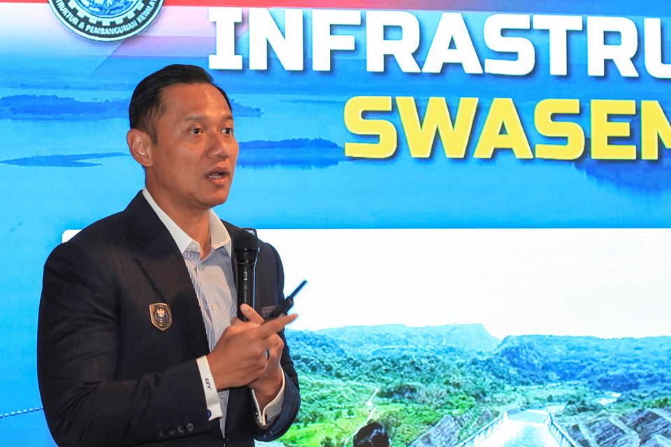 Menteri Koordinator Bidang Infrastruktur dan Pembangunan Kewilayahan, Agus Harimurti Yudhoyono menyampaikan paparan terkait pencapaian pembangunan infrastruktur setahun pemerintahan Prabowo-Gibran di Jakarta, Selasa (21/10/2025). Dalam kesempatan tersebut