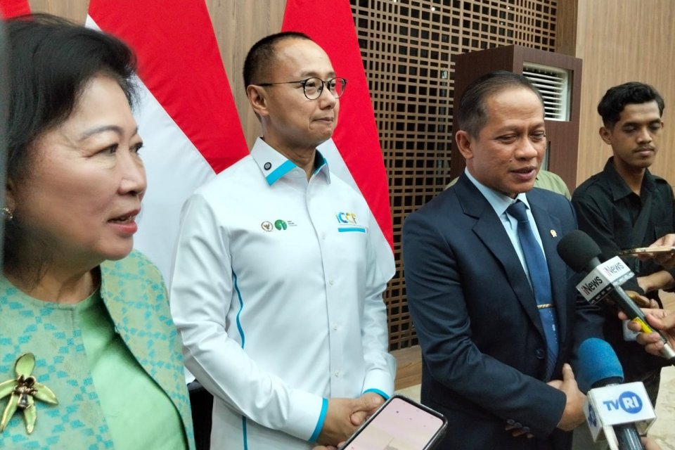 Menteri Lingkungan Hidup Hanif Faisol Nurofiq, Wakil Ketua MPR Eddy Soeparno, dan Utusan Khusus Presiden Bidang Perdagangan Internasional dan Kerja Sama Multilateral Mari Elka Pangestu, usai Pembukaan Indonesia Climate Change Forum (ICCF) 2025 di Gedung D