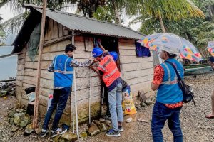 Pemasangan Listrik di Distrik Anggi