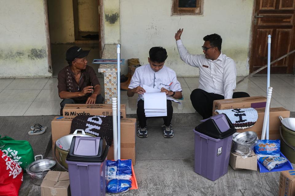 Petugas BPBD mendata warga terdampak radiasi Cesium-137 (Cs-137) yang akan menempati tempat relokasi sementara di Desa Sukatani, Cikande, Kabupaten Serang, Banten, Rabu (22/10/2025). Sebanyak 64 jiwa dari 19 keluarga yang tinggal di zona merah paparan Cs-