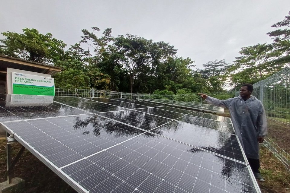 Pembangkit Listrik Tenaga Surya (PLTS) program Desa Energi Berdikari (DEB) Pertamina di Kampung Adat Malasigi, Papua Barat Daya. 