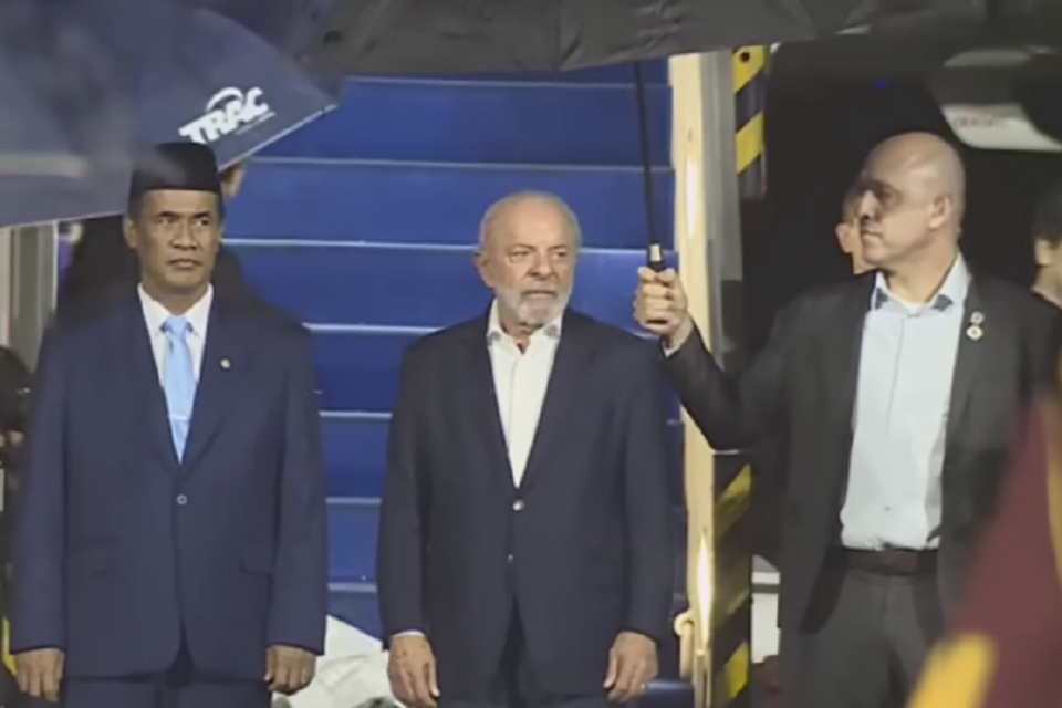 Presiden Brasil Luiz Inácio Lula da Silva (tengah) saat tiba di Lanud Halim Perdanakusuma, Jakarta, Rabu (22/10). Foto: Youtube/Sekretariat Presiden