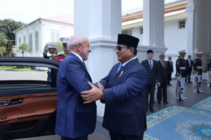 Presiden Prabowo Subianto menyambut Presiden Brasil Luiz Inacio Lula da Silva di Istana Kepresidenan, Jakarta, Kamis (23/10).