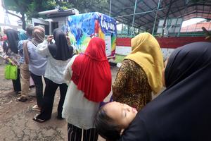 Distribusi bansos di Bogor