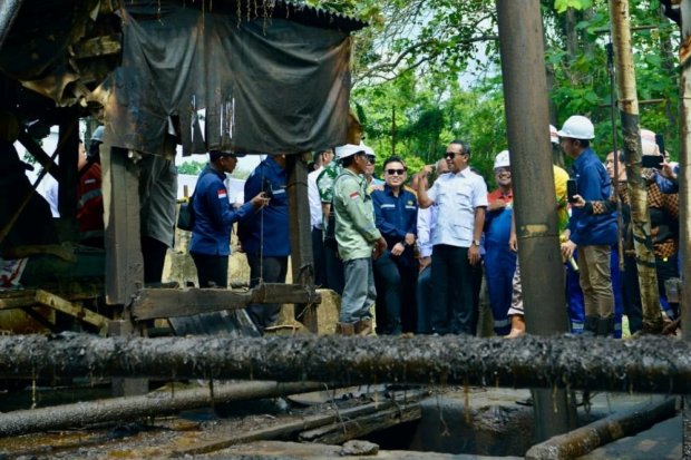 Menteri ESDM Bahlil Lahadalia (tengah) bersama sejumlah pejabat dan pekerja lapangan meninjau kegiatan pengeboran minyak tradisional di daerah.