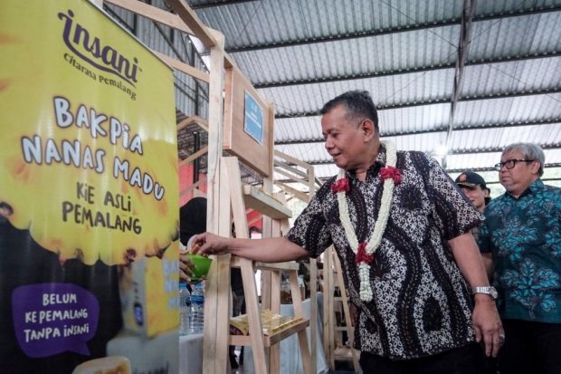 Wamen UMKM Helvi Moraza saat meninjau program Help Me Grow di Desa Beluk, Kecamatan Belik, Kabupaten Pemalang, Jawa Tengah, Jumat (24/10).
