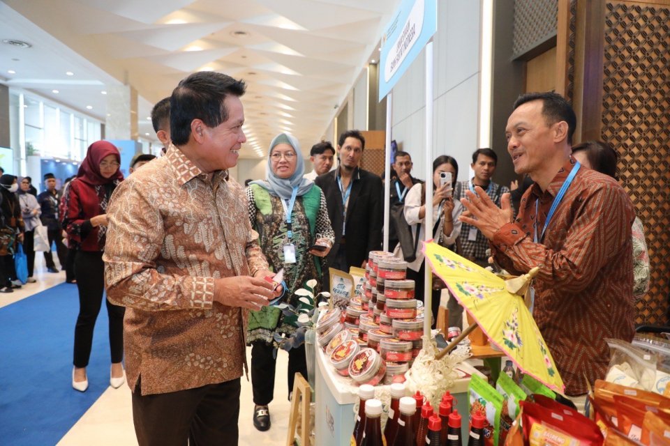 Direktur Utama BRI Hery Gunardi saat meninjau UMKM dalam sebuah pameran.