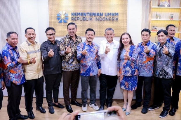Menteri UMKM Maman Abdurrahman dan Anggota Dewan Kabupaten Seluruh Indonesia