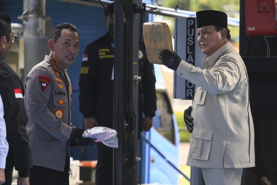 Presiden Prabowo Subianto (kanan) bersama Kapolri Jenderal Pol. Listyo Sigit Prabowo menunjukkan barang bukti narkoba yang akan dimusnahkan di Lapangan Bhayangkara, Mabes Polri, Jakarta, Rabu (29/10/2025). 