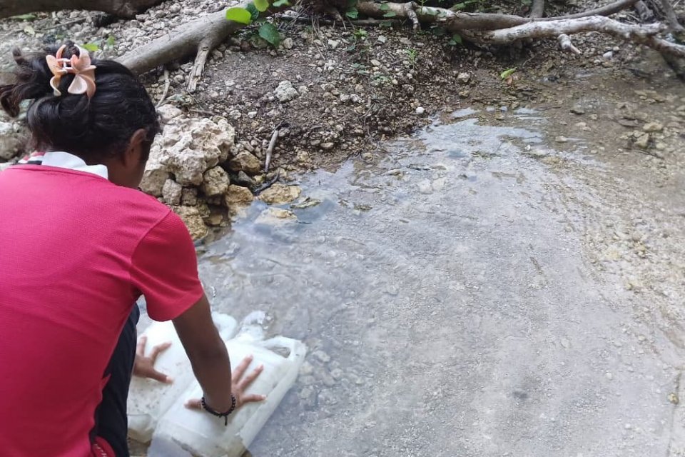 Warga Desa Nauke Kusa, Kabupaten Malaka, Nusa Tenggara Timur, mengambil air bersih dari mata air Oe Tun pada Selasa (28/10/2025).