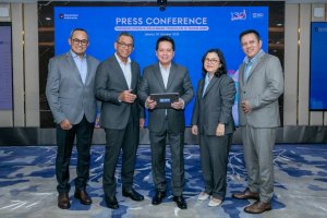 Direksi BRI berpose usai memaparkan kinerja keuangan Triwulan III 2025 di Jakarta, Kamis (30/10)