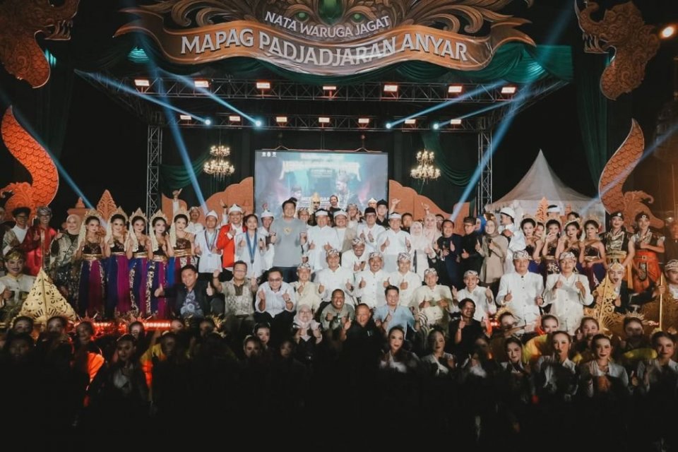 Gubernur Jawa Barat Dedi Mulyadi (tengah) menghadiri pertunjukan teater Nata Waruga Jagat Mapag Pajajaran Anyar di PPS Sumedang Rabu (29/10). Sebelumnya di hari yang sama, Dedi menghadiri Sosialisasi Kredit Program Perumahan (KPP) yang diselenggarakan ole