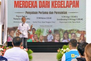 Menteri ESDM Bahlil Lahadalia menyampaikan sambutan pada peresmian Program Merdeka dari Kegelapan di Minahasa, Sulawesi Utara.