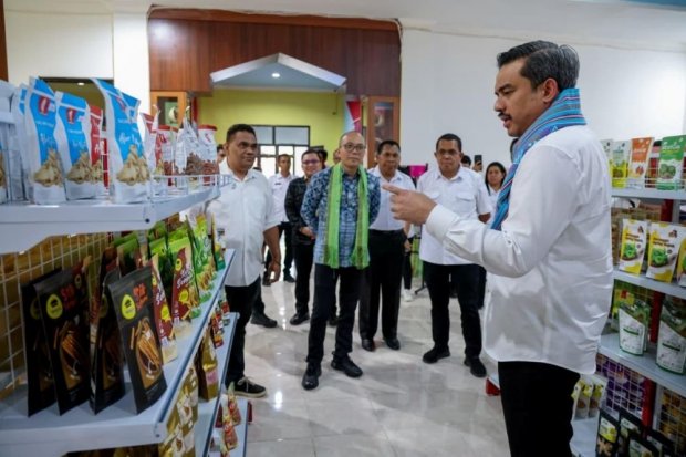 Menteri UMKM Maman Abdurrahman sedang meninjau NTT Mart di Kota Kupang, Rabu (29/10).