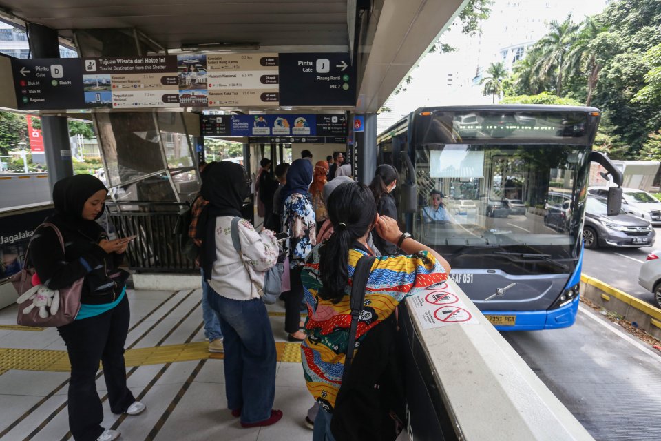 Penumpang menunggu bus Transjakarta di Halte Senayan Bank DKI, Jakarta, Kamis (30/10/2025). Pemerintah Provinsi (Pemprov) DKI Jakarta berencana akan menaikkan tarif Transjakarta karena beban subsidi yang semakin membengkak dengan tarif saat ini sebesar Rp