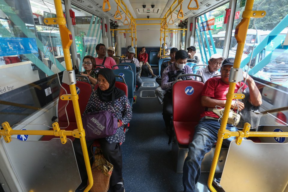Penumpang berada di dalam bus Transjakarta yang beroperasi menuju Ragunan, Jakarta, Kamis (30/10/2025). Pemerintah Provinsi (Pemprov) DKI Jakarta berencana akan menaikkan tarif Transjakarta karena beban subsidi yang semakin membengkak dengan tarif saat in