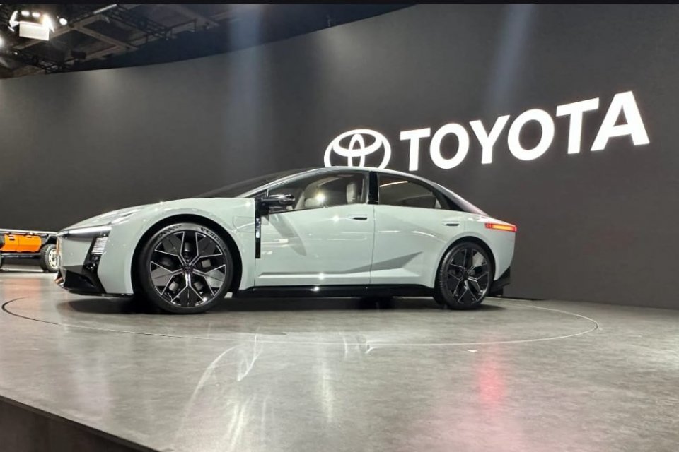 Tampilan Toyota Corolla Concept yang diungkap dan dipajang dalam pameran Japan Mobility Show 2025 di Tokyo Big Sight, Tokyo, Jepang, Rabu (29/10/2025).