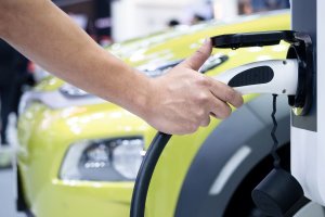 Ilustrasi pengisian daya kendaraan listrik