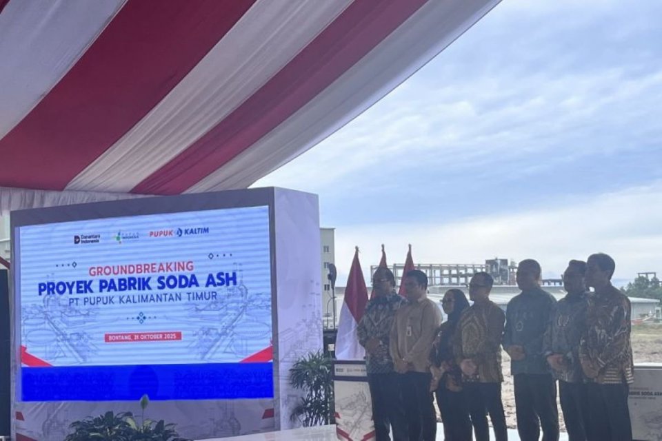 Direktur Utama PT Pupuk Indonesia (Persero) Rahmad Pribadi (ketiga dari kanan) bersama dalam agenda seremoni groundbreaking pabrik soda ash di Bontang, Kalimantan Timur, Jumat (31/10/2025). 