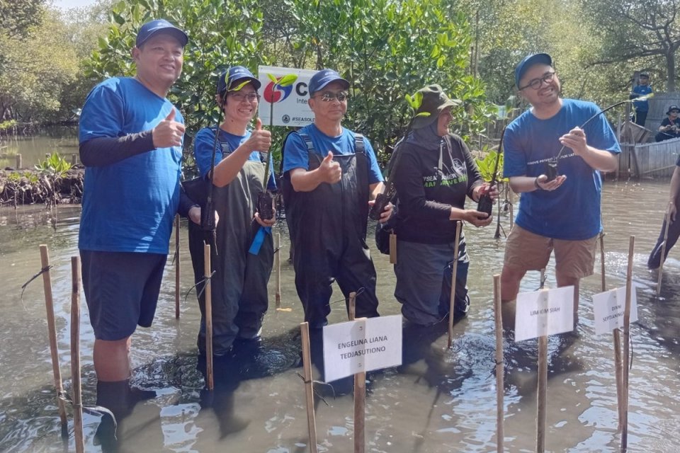 CGS International Sekuritas Indonesia bersama Seasoldier menanam 2.500 bibit mangrove di lima provinsi. 