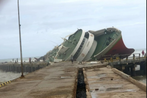 Kapal Chantika 10 yang karam di Pelabuhan Seba Pulau Sabu