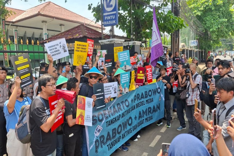 Aksi solidaritas terhadap Tempo di depan Pengadilan Negeri Jakarta Selatan, Senin (3/11). Foto: Ade Rosman/Katadata