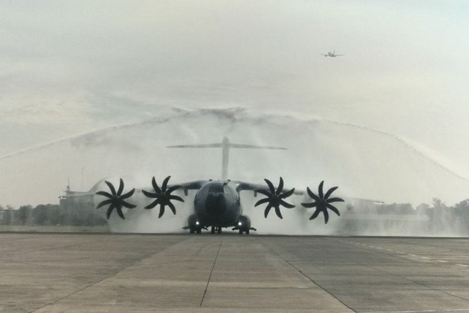 Pesawat A400M milik TNI Angkatan Udara mendarat di Lanud Halim Perdanakusuma, Jakarta, Senin (3/11).