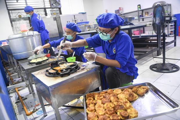 Pekerja memasak telur menu Makanan Bergizi Gratis (MBG) di dapur Satuan Pelayanan Pemenuhan Gizi (SPPG) Polresta Samarinda di Samarinda Ulu Jawa, Kalimantan Timur, Selasa (4/11/2025). 